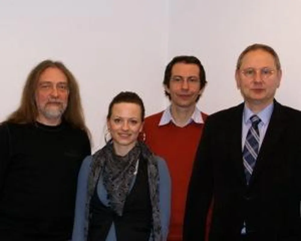 Im Bild v.l.n.r: Herr Heimannsberg, Frau Haring (GFOS), Herr Holter, Herr Heneweer (Schulleiter)