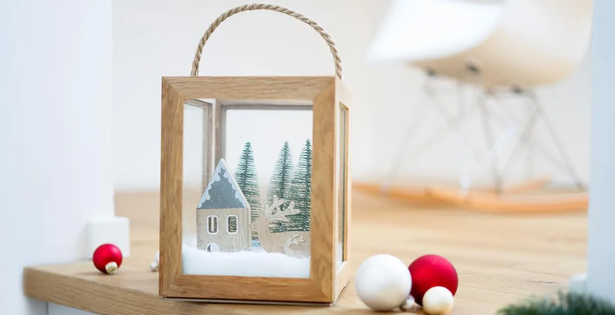 Auf besonders originelle Weise lassen sich Laternen mit Bilderrahmen selbst gestalten.