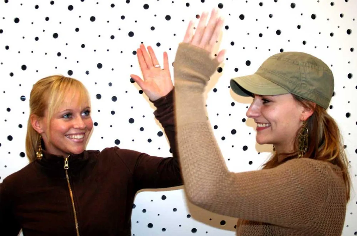 \'Gimme five!\' - die Azubis Katharina Hohmann und Natalia Zbiec schließen im Juli dieses Jahres ihre Berufsausbildung zur Veranstaltungskauffrau ab. NachfolgerInnen gesucht!