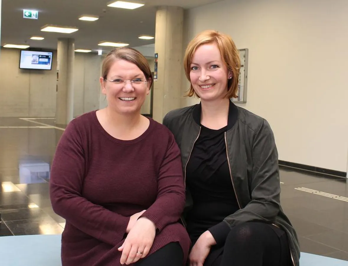 Rehabilitationspädagogin Dr. Verena Kerkmann (im Bild rechts) wird in den kommenden drei Jahren mit hsg-Psychologie-Prof. Dr. Nina Gawehn (im Bild links) zusammenarbeiten. (Foto: hsg)