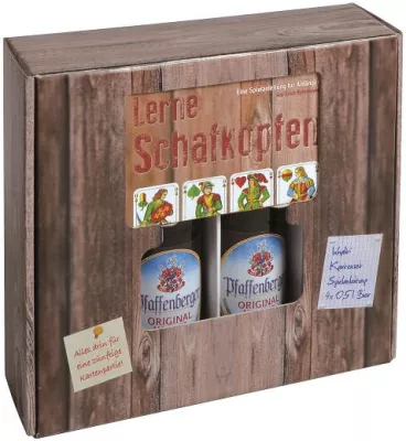 Bild: Das neue Geschenk rund ums Bier in Bayern: Erich Rohrmayer präsentiert das Set „Schafkopf & Bier“