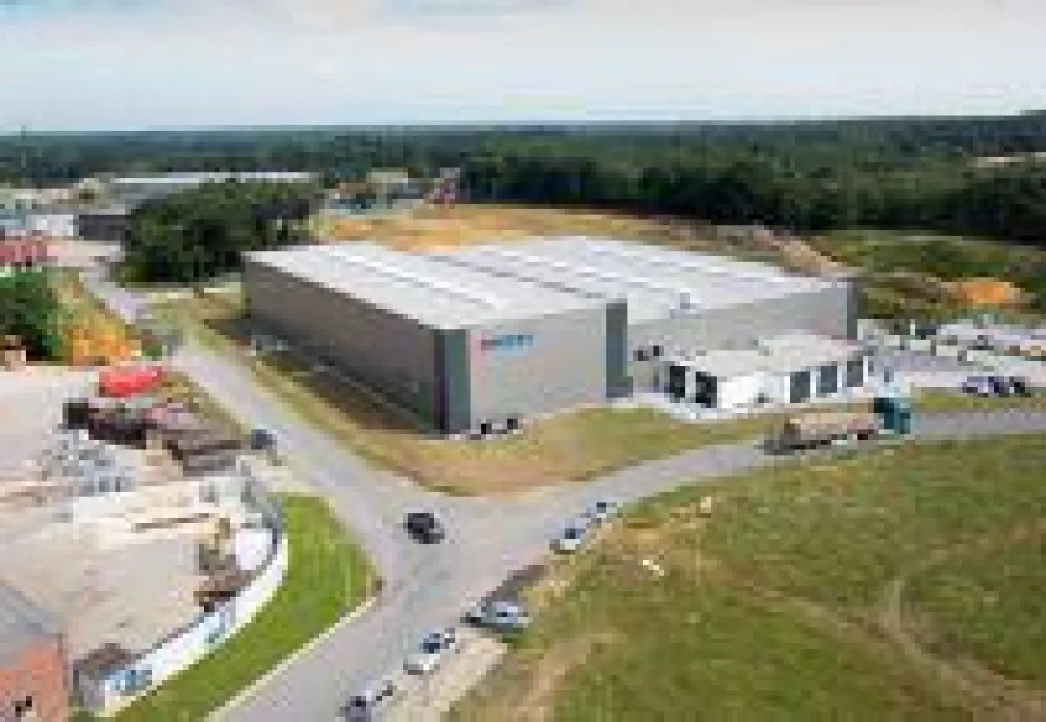 Für die BOMA Maschinenbau GmbH errichtete Brüninghoff eine neue Produktionshalle mit Sozialräume und Büro. (Foto: Brüninghoff)