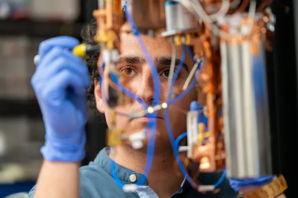 Quantenbad synchronisiert entfernte Qubits: 20 Jahre alte Theorie durch ISTA Wissenschafter:innen bestätigt Bild: Quantenbad synchronisiert entfernte Qubits: 20 Jahre alte Theorie durch ISTA Wissenschafter:innen bestätigt