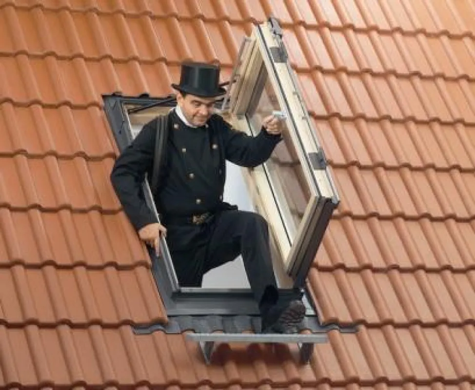 VELUX Wohn- und Ausstiegsfenster bieten den komfortablen Ausstieg für Schornsteinfeger und Handwerker. Foto: VELUX Deutschland GmbH