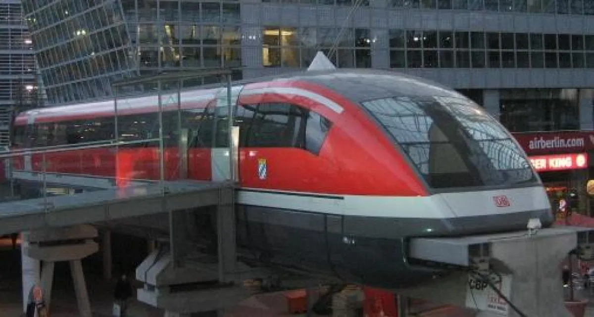 Das Demonstrationsmodell des Transrapid am Flughafen.