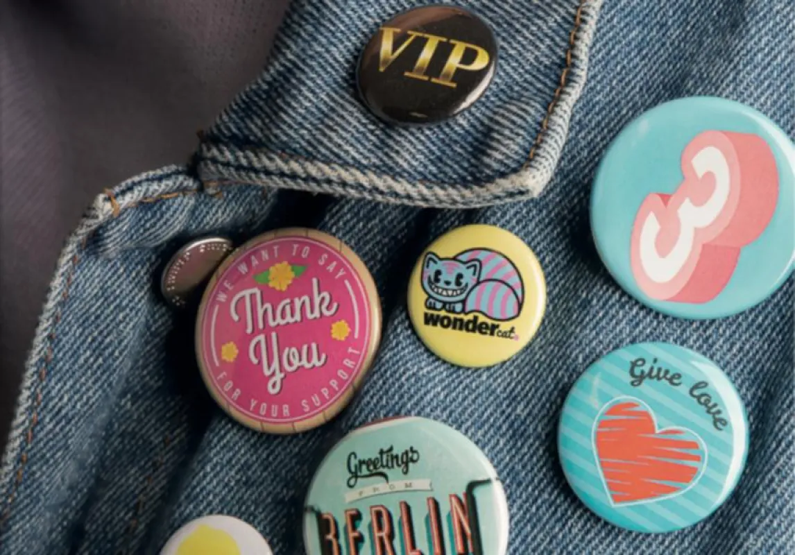 Buttonboss bringt Farbe und lustige Messages an Textilien – neu erhältlich bei brilliant promotion®.