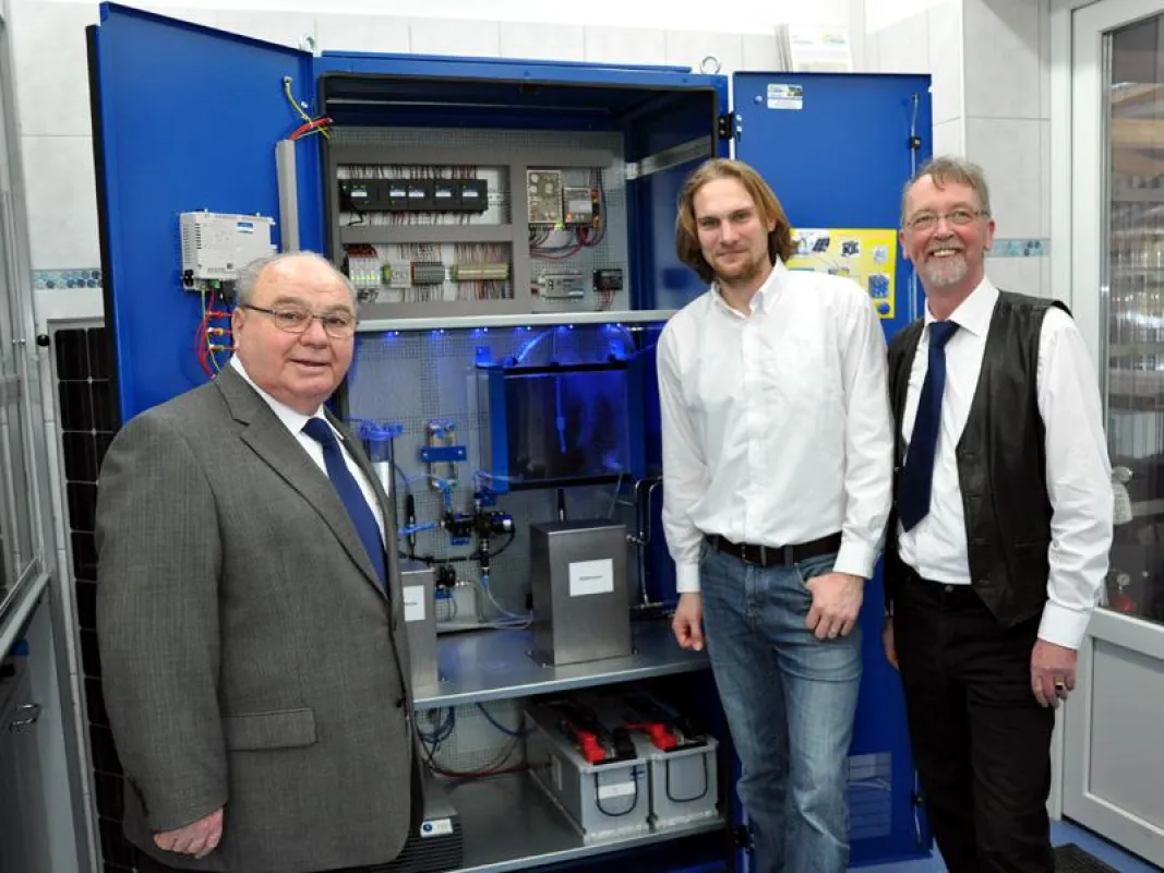 Dipl.-Ing. Günter Mossau, B.Eng. Alexander Koch und Dipl.-Ing. Helmut Janßen (v.l.) mit Blue Hamster