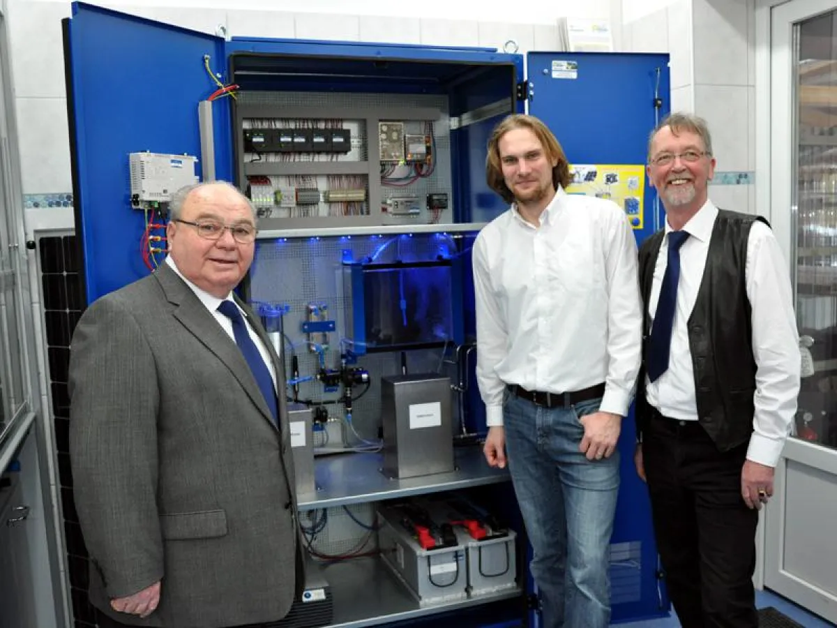 Dipl.-Ing. Günter Mossau, B.Eng. Alexander Koch und Dipl.-Ing. Helmut Janßen (v.l.) mit Blue Hamster