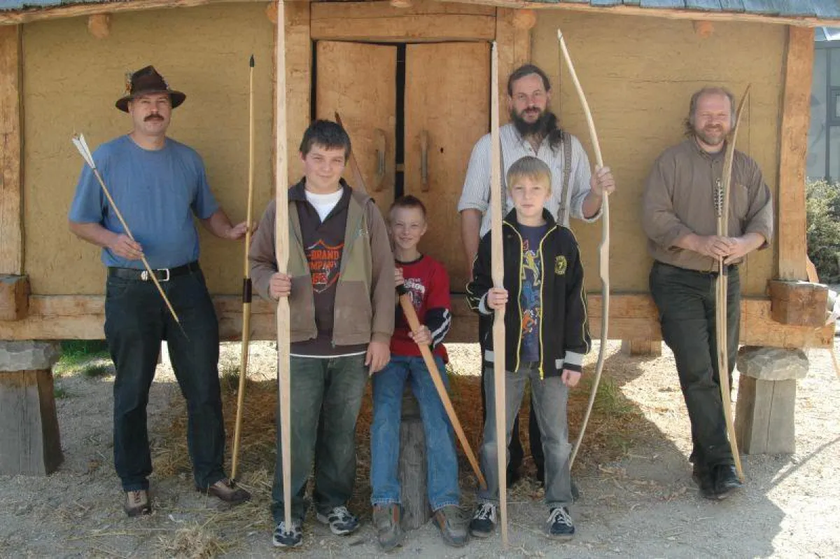 Mitte Februar bietet das Alamannenmuseum Ellwangen wieder einen Bogenbaukurs an, der auch für Jugendliche geeignet ist. Das Bild zeigt die Teilnehmer des letzten Kurses im Museumshof (Foto: Museum).