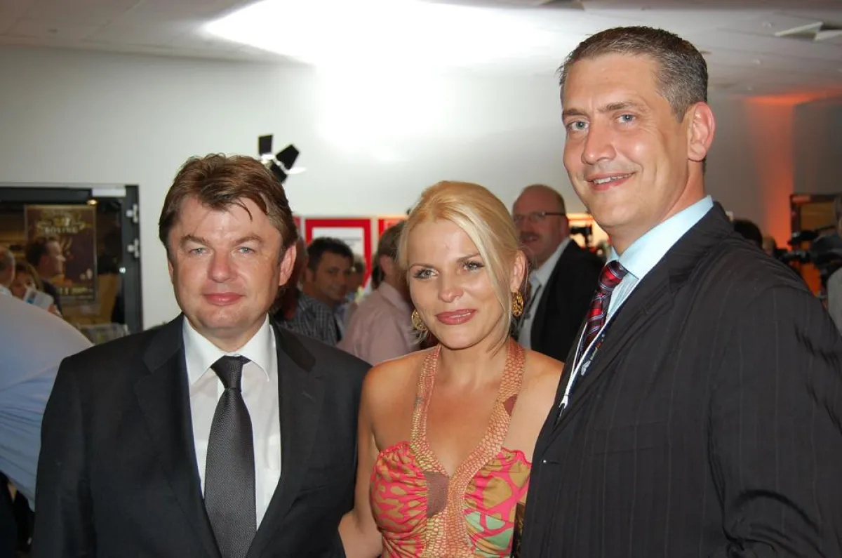 v.l.n.r. Axel Schmidt (Geschäftsführer SCHMIDTGRUPPE) , Peggy Steinforth, Ulf Steinforth (SES-Box-Manager)