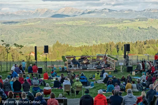 Bild: skywalk allgäu - Panorama-Theater mit den "Wendejacken"