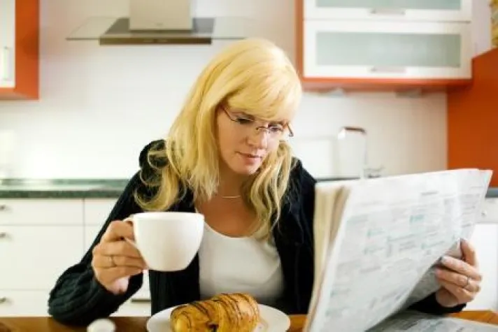 Bild: Lokal interessierte Zeitungsleser hängen an ihrer Zeitung