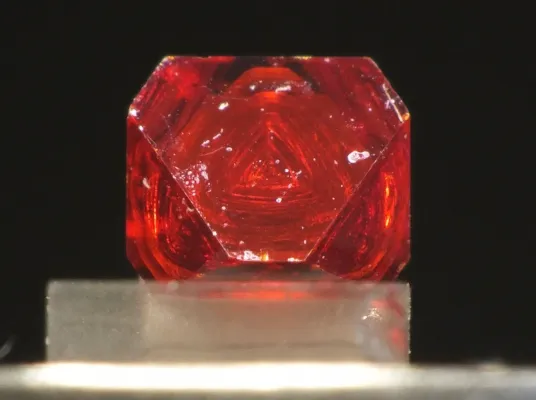 Bild: Physiker*innen der TU Dortmund erforschen die optische Erzeugung von Hyperschallimpulsen in Halogenid-Perowskiten