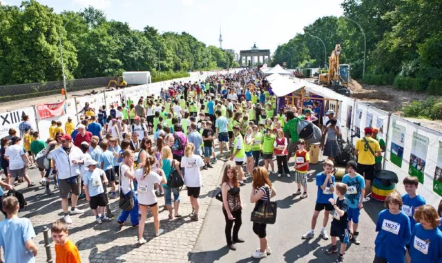 Bild: Von der Fanmeile zur Friedensmeile. Der Berliner Friedenslauf am Brandenburger Tor.