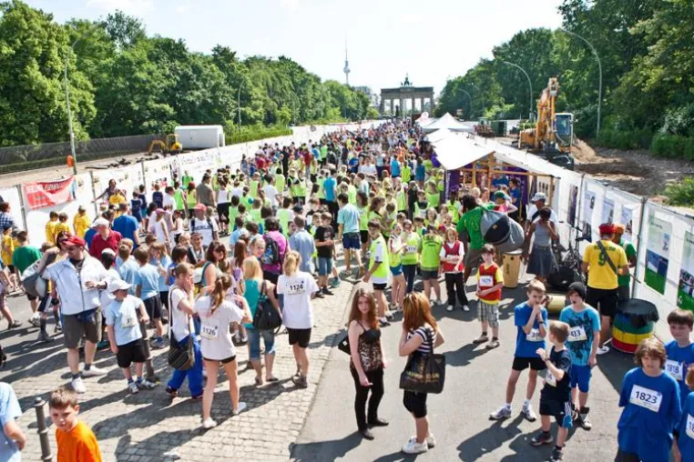 Bild: Von der Fanmeile zur Friedensmeile. Der Berliner Friedenslauf am Brandenburger Tor.