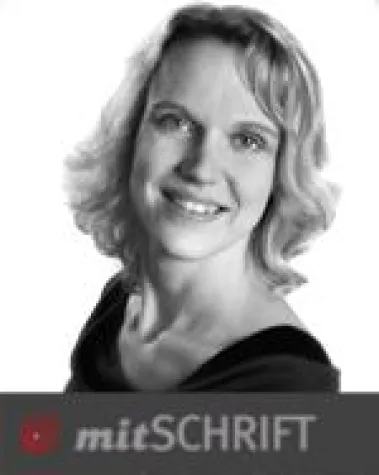 Bild: Schriftdolmetscher und Gebärdensprachdolmetscher Hand in Hand