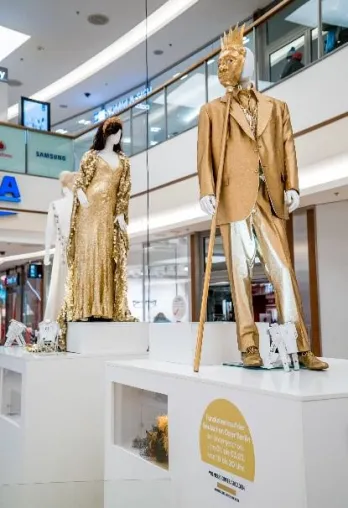 Hoffmann, Carmen & Co. – Deutsche Oper Berlin zeigt und verkauft Kostüme in den Wilmersdorfer Arcaden. Bild: Hoffmann, Carmen & Co. – Deutsche Oper Berlin zeigt und verkauft Kostüme in den Wilmersdorfer Arcaden.
