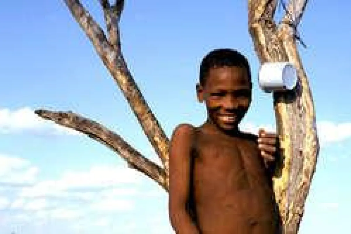 Die Kalahari Buschleute klagen vor Gericht ihr Recht auf Wasser ein. © Survival