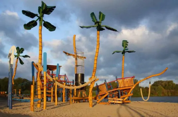 Bild: Spielwelten aus Robinienholz - SIK-Holz: neu durch GTSM Magglingen AG in der Schweiz vertreten