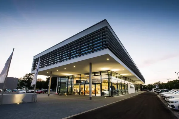 Bild: Strom tanken an Ladestationen von eluminocity im neuen Kompetenzzentrum für E-Mobilität