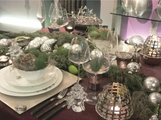 Bild: Weihnachtliche Tischdekorationen mit Kerzen