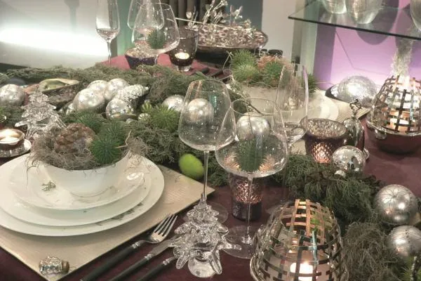 Bild: Weihnachtliche Tischdekorationen mit Kerzen