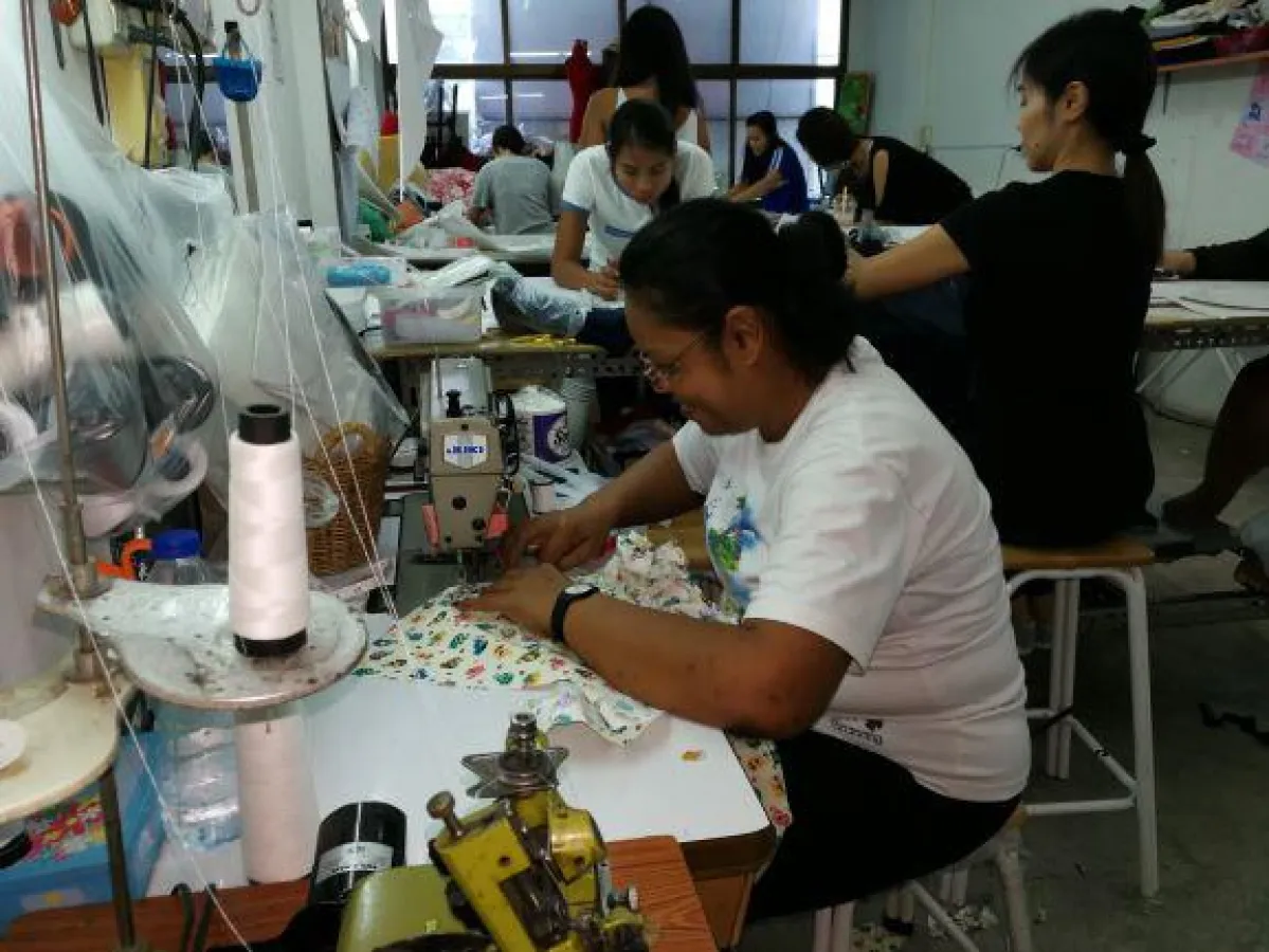 Nong lernt Grundfertigkeiten im Nähen