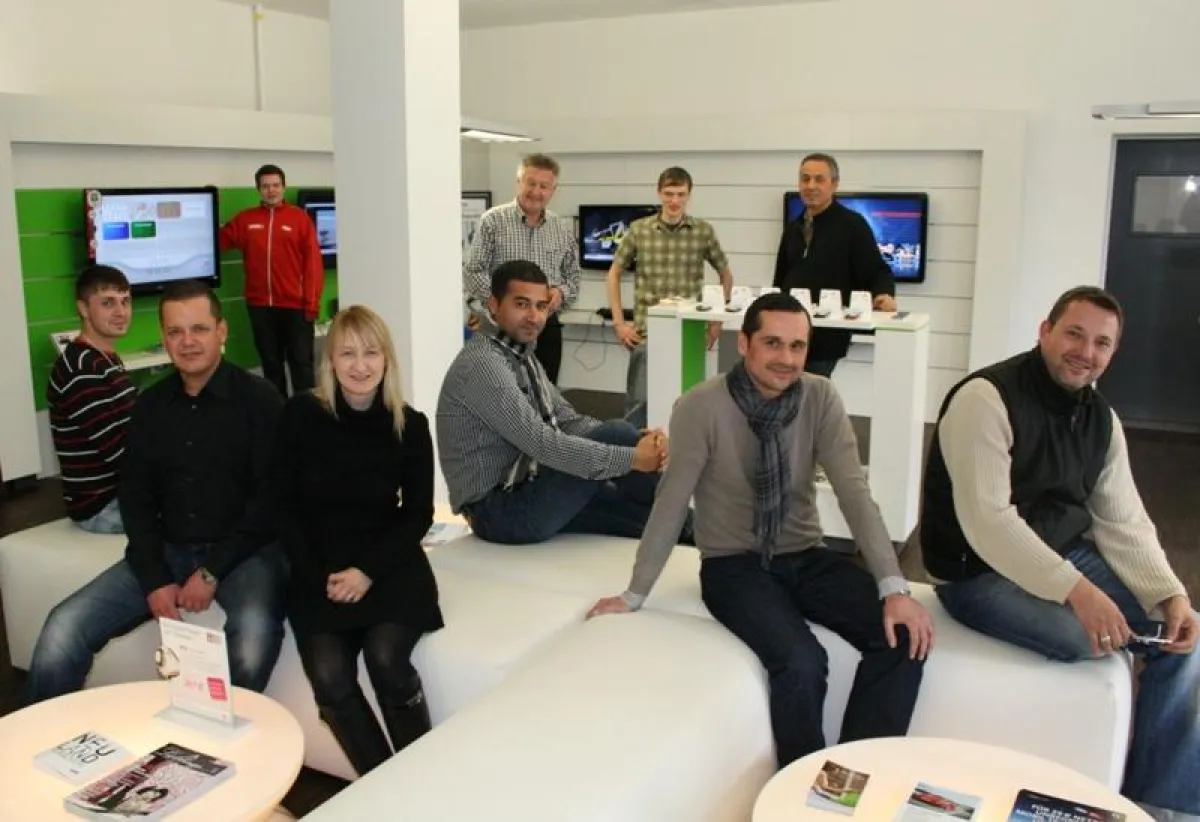 Das Team der Preisbörse24 mit den Inhabern Timo Fleischmann, Tatjana und Ahmet Gülay (vorne 2.,3., und 4. v.l.)