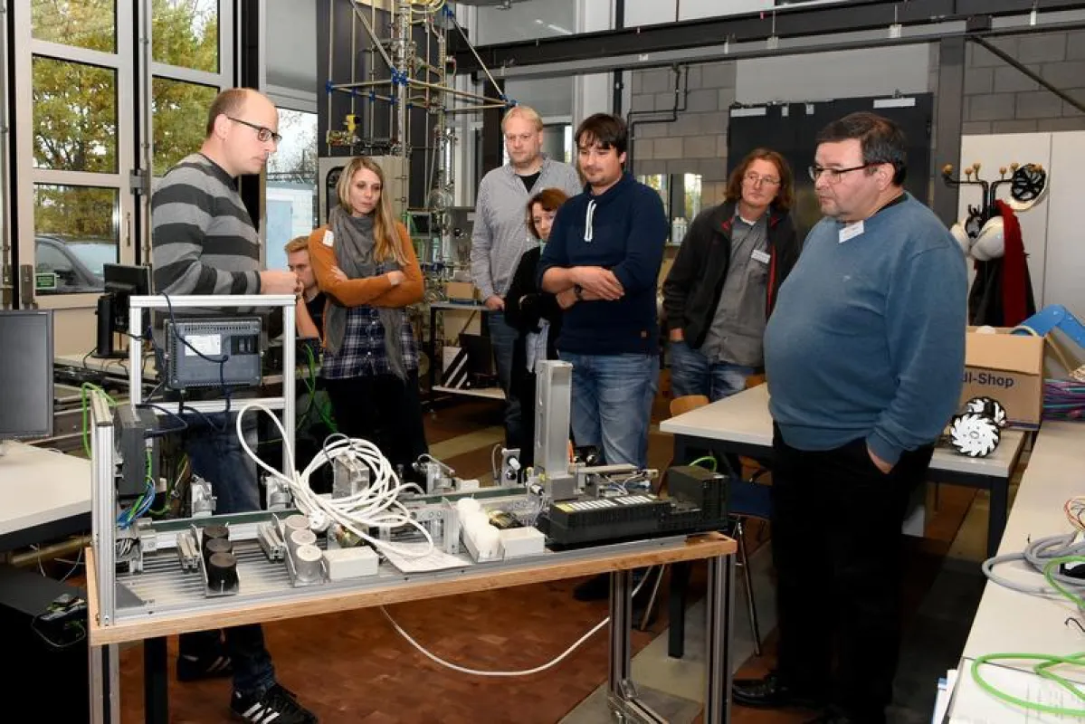 Der wissenschaftliche Mitarbeiter Florian Halfmann (links im Bild) führte die Lehrkräfte durch die Labore. (Hochschule Koblenz)
