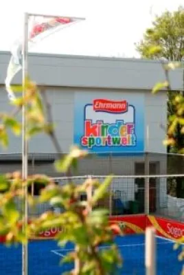 Bild: Ehrmann ist Titelpatronat der Kindersportwelt in der Sogoon SoccaFive Arena in Wolfsburg