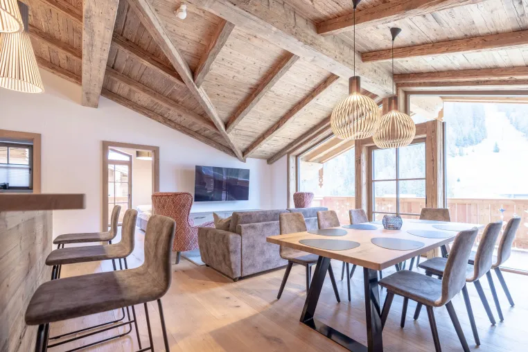 SIGNATUR Unikate aus Holz – was hinter maßgefertigten Tischen und Böden steckt Bild: SIGNATUR Unikate aus Holz – was hinter maßgefertigten Tischen und Böden steckt
