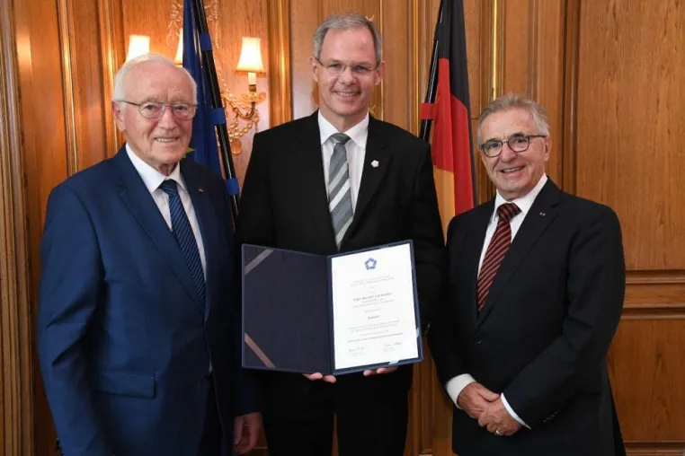 Rolf Seelige-Steinhoff, Geschäftsführer der SEETELHOTELS Usedom, erhält gleich zwei besondere Auszeichnungen Bild: Rolf Seelige-Steinhoff, Geschäftsführer der SEETELHOTELS Usedom, erhält gleich zwei besondere Auszeichnungen
