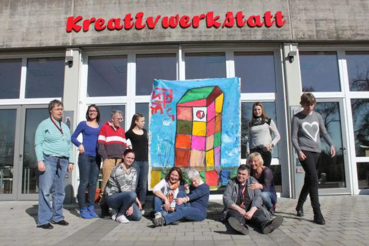 Stolz präsentieren die Azubis und die Künstler der Kreativwerkstatt ihr gemeinsames Werk.