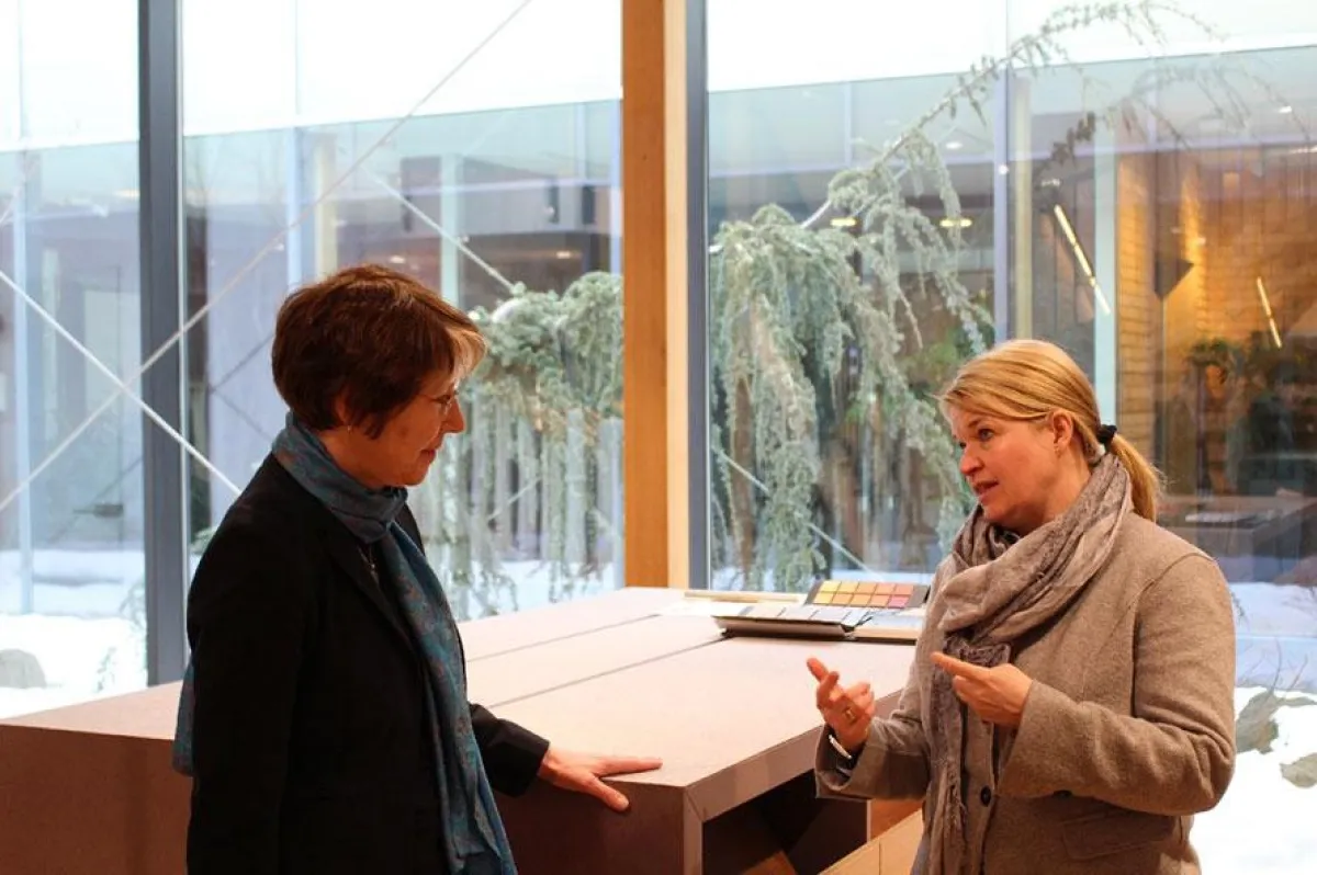 Ulrike Bahr, MdB (l.) im Gespräch mit Dagmar Fritz-Kramer, Geschäftsführerin Baufritz