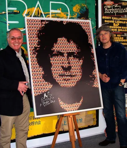 Bild: Auktion zugunsten misshandelter Kinder in Uganda – Hues versteigert signiertes Wolfgang Niedecken Portrait