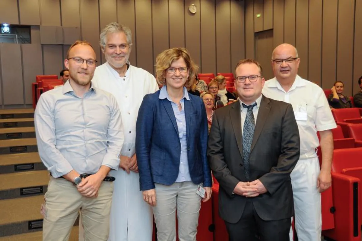(v.l.) Psychologe Matthias Lamers, Transplantationsmediziner Uwe Schulz, Pfarrerin Antje Freitag und die Kinderkardiologen PD Kai Thorsten Laser und Prof. Dr. Deniz Kececioglu ((Foto: Armin Kühn).)