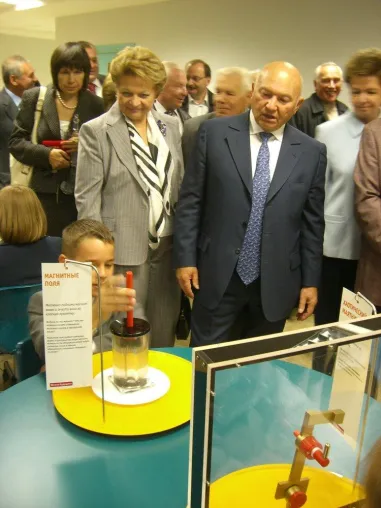 Bild: Moskaus Bürgermeister Yury Luzhkov eröffnet die “Schule der Zukunft”
