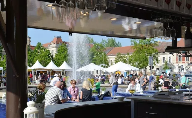 Bild: Guten Wein in Potsdam genießen: Vom 26. bis 29. April lädt der 2. Weinmarkt auf den Luisenplatz Potsdam ein