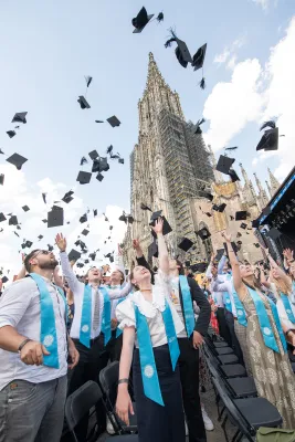 Bild: Emotionale Abschlussfeier auf dem Münsterplatz: Uni Ulm verabschiedet 800 Absolventinnen und Absolventen