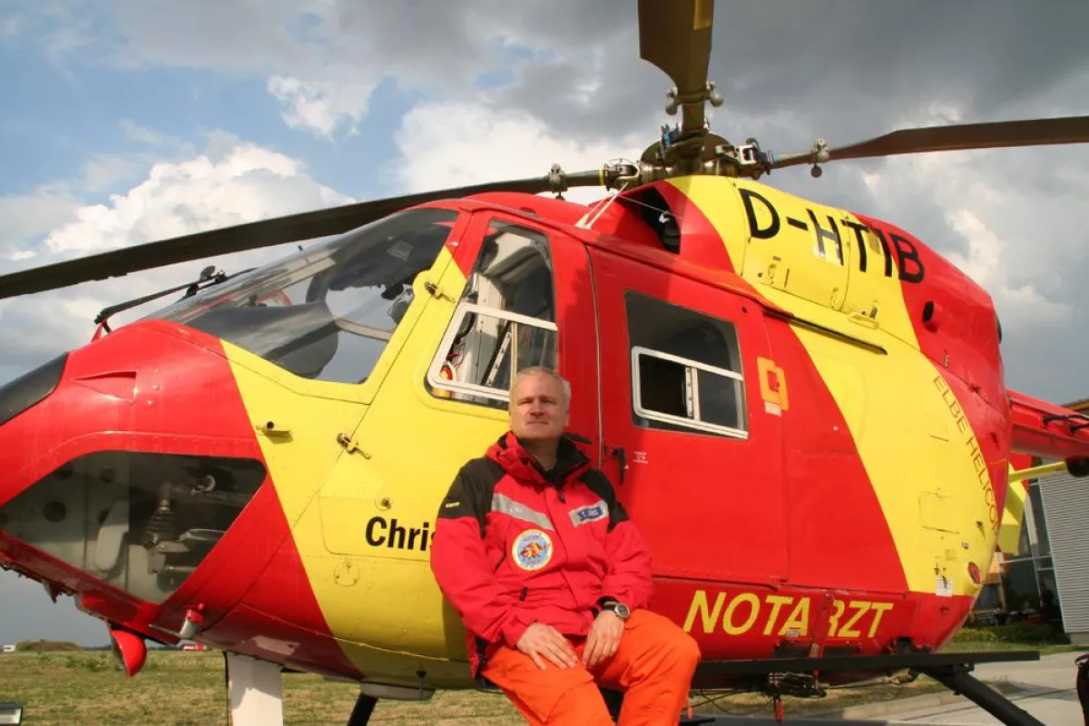 Dr. Tino Lorenz vor dem Rettungshubschrauber Christoph 62