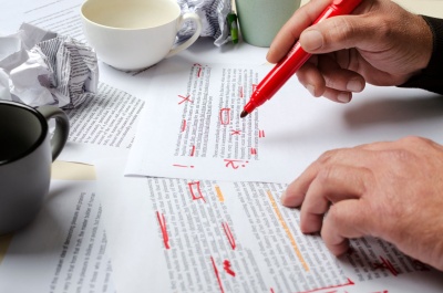 Redigieren von Texten (© uaPieceofCake - stock.adobe.com)