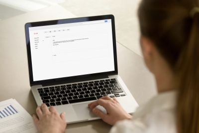 E-Mail-Anrede  (© fizkes - stock.adobe.com)