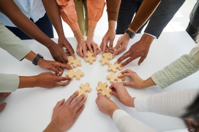 Teambuilding  (© Studio Romantic - stock.adobe.com)